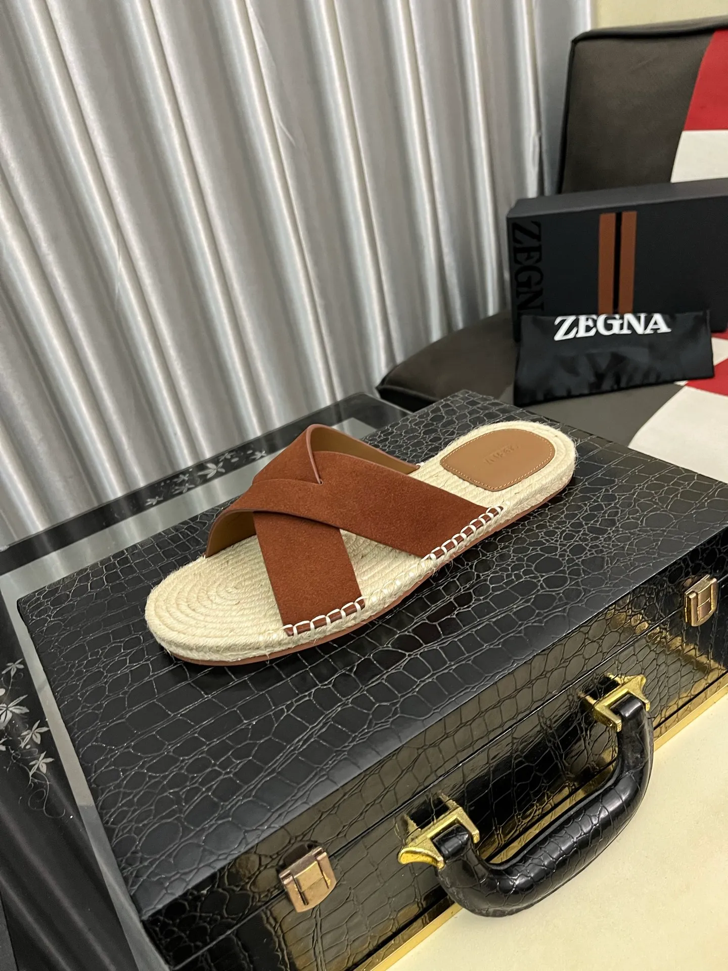 Men's shoes 💰320⌚️⌚️《HERMES》Hermès 💁♂️Men's casual slippers, compare the quality at the counter🧚🏿♂️ The upper layer has a stone pattern with clear texture, showing high-end, high-end, comfortable to wear and versatile. Purely hand-pulled, raw rubber breathable outsole, breathable and comfortable lambskin lining, 100% comfortable density, original rubber outsole wear-resistant code number 38-44. Can be customized 45-46-47